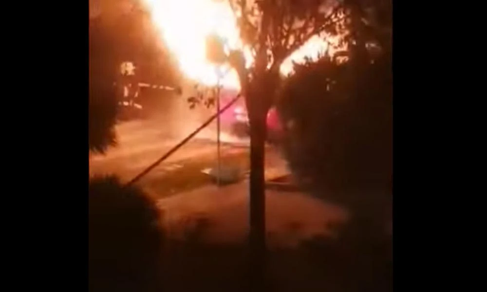Μενίδι: Η στιγμή που έπιασε φωτιά το αυτοκίνητο του άτυχου άντρα (Βίντεο)